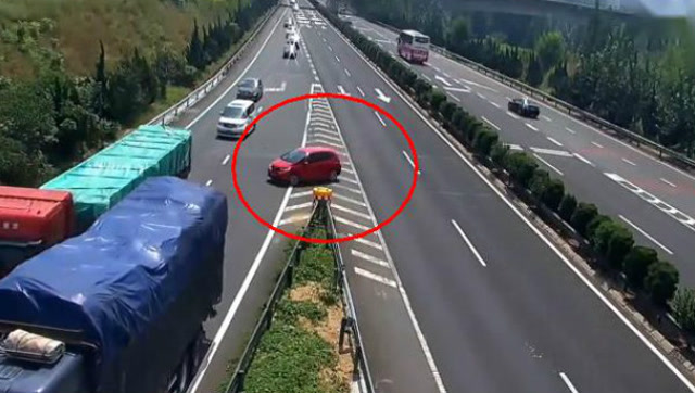 大货车高速出口倒车遇上女司机变道,监控拍下作死一幕