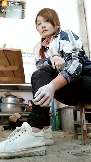 台州某美女竟做起油漆工,不知是体验生活还是作秀