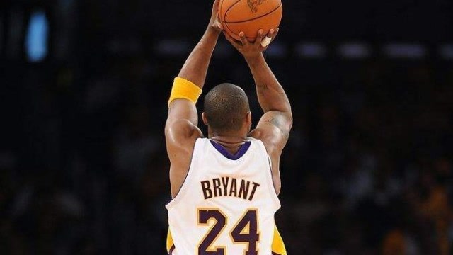 科比的后仰跳投美如画,跟着科比亲自现身教学来学习吧!