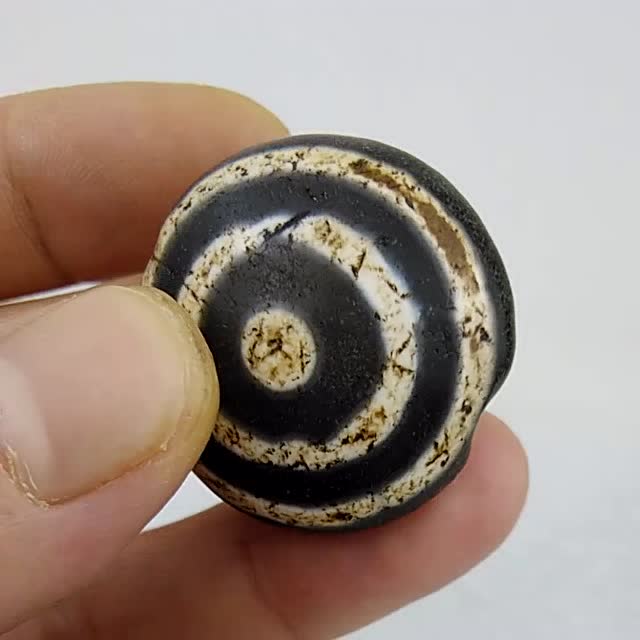 y藏传佛教天然玛瑙真品一眼圆板珠老天珠板珠项链吊坠