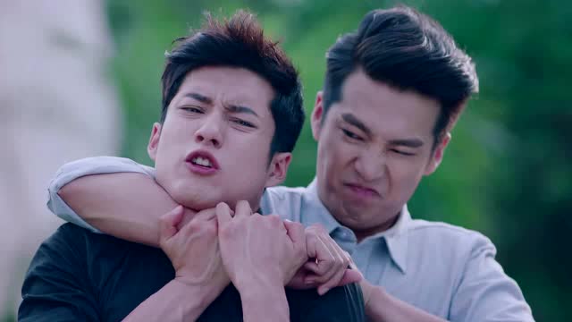 兄弟打架就好比闹着玩,画面很搞笑,这是真兄弟!