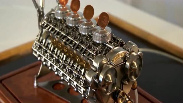 七十多岁的老师父打造32缸不需要燃油的微型发动机,佩服的不行