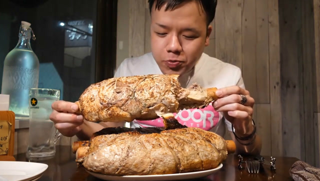 日本大胃王吃12斤肉,抓起来就大啃,光吃肉就饱了