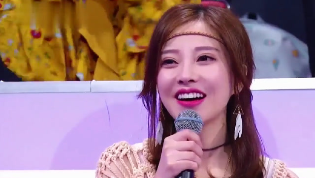 异口同声:冯提莫秒变小迷妹,一脸的喜欢毫不掩饰