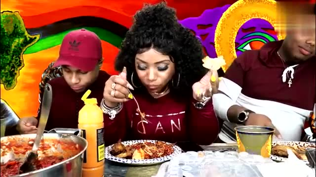 非洲大妈带两个儿子吃大餐,衣服亮了,网友:这一家人毫无违和感