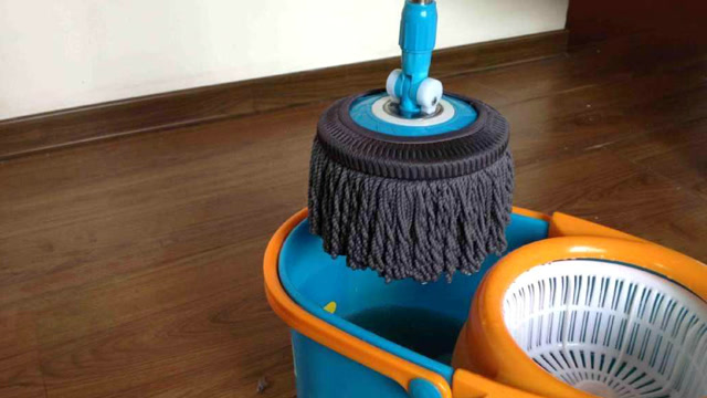 还在用清水涮洗拖把?教你一种涮拖把小妙招,洗得干净还没异味