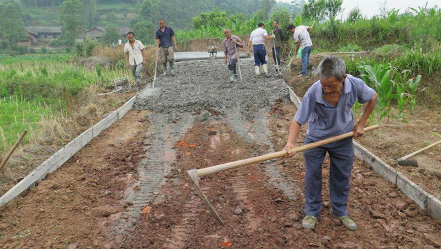 要想富,先修路,国家出钱帮农村修路,农民表示:确实有人发了
