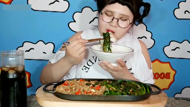 美食达人东北胖妞肉姐:自制铁板金针菇,韭菜,香气从屏幕溢出来了