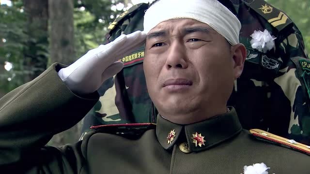 何晨光小的时候就喜欢狙击枪他爸爸也是这样,他爷爷更厉害