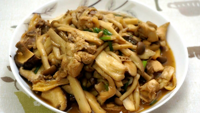 鸡肉炖杂菇独家做法,最好吃的美食等你来尝一个