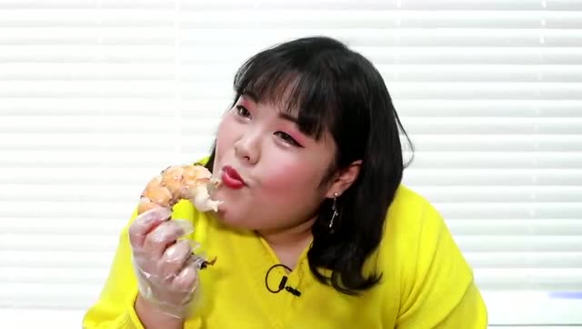 大胃王秀彬吃超大个龙虾,蘸上这个,简直人间美味!