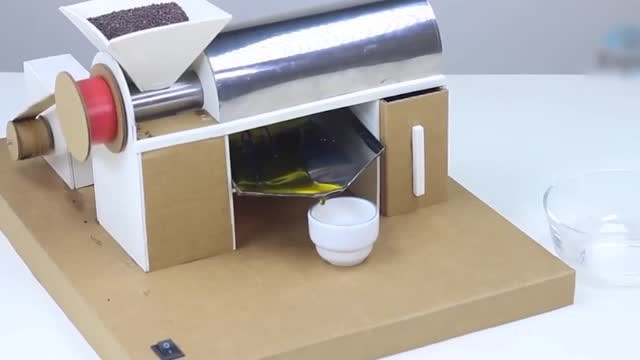 手工制作的迷你榨油机,简单又好玩,这脑洞可以的!