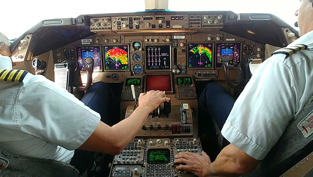 在波音747驾驶舱后排看机长开飞机,不知道怎么开飞机的可以看看!