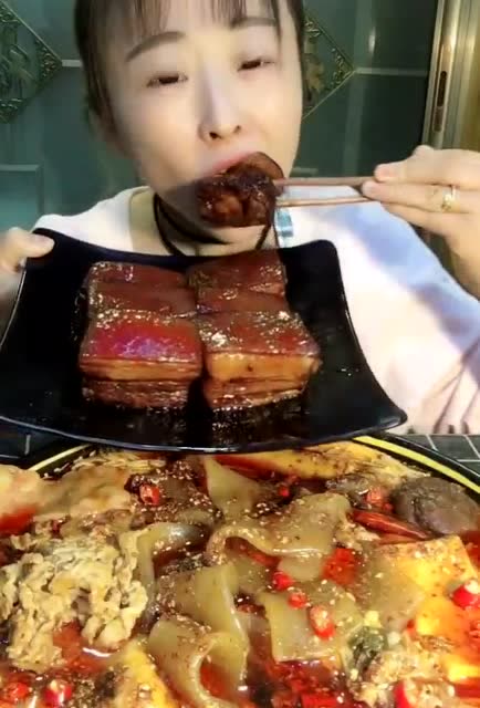 肥而不腻的大块红烧肉吃起来就是香,美女一口就咬一大块啊