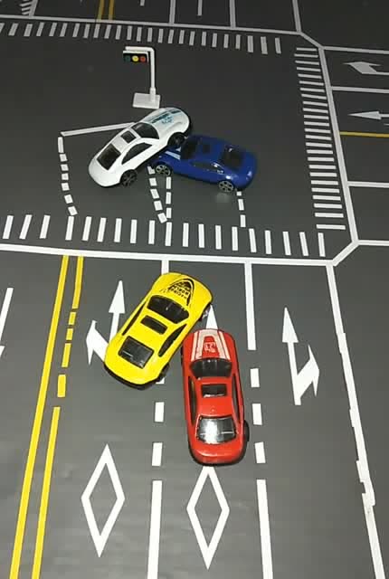 两个车道同时并线一定要注意礼让,出现交通事故,就不知道谁吃亏!