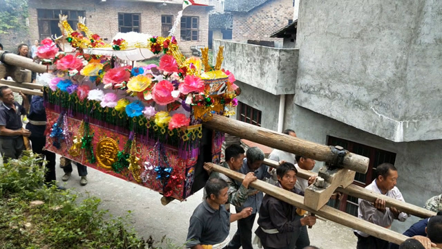 实拍湖南农村丧葬,这种大棺材很少见,16个人都抬不动