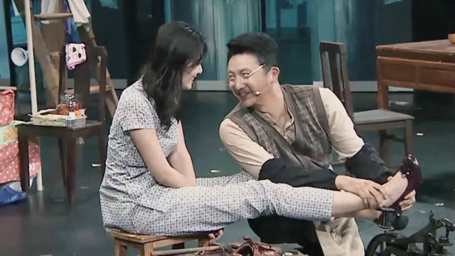 老戏骨和话剧女王合作《岁月神偷》 涂松岩为齐溪试穿鞋温情流露