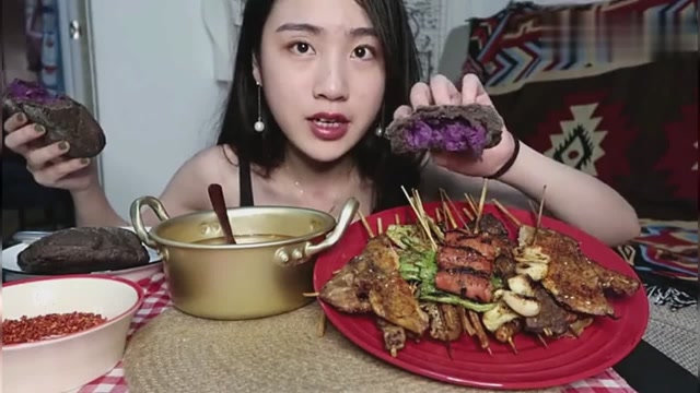 中国吃播,美女吃烤串,紫薯和其它,吃相简单大方,看着直流口水