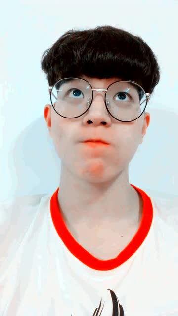 帅哥做的这个动作,看起来憨憨的,还有点可爱