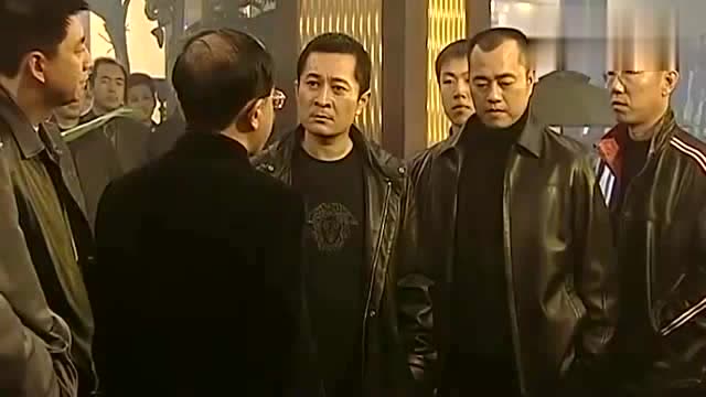 阿豪教训不懂规矩的人,不料这人背景太硬,钢子出面才把阿豪保住