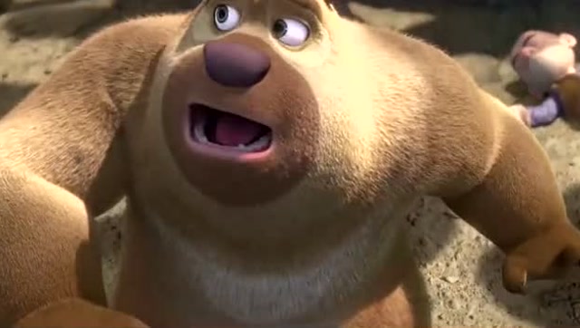 熊出没变形记 熊二发现一条毛毛虫,捏捏脸好q弹,太可爱了