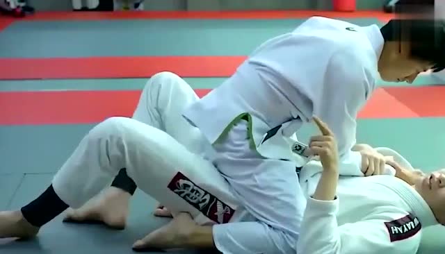 如果被人骑在身上暴打怎么办?教你一招瞬间反败为胜!