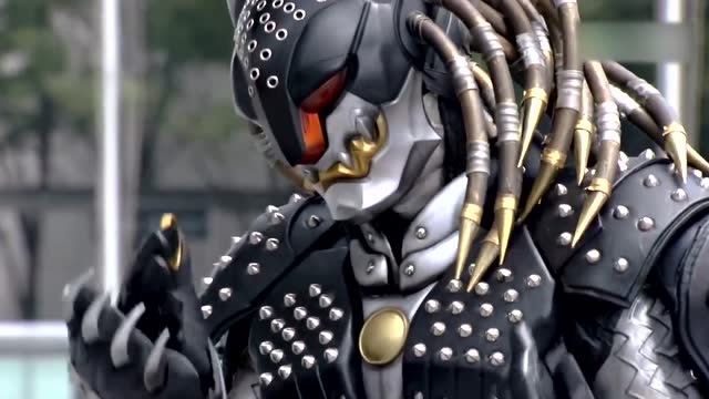 假面骑士:火野映司居然把kazari的核心硬币打了出来,厉害