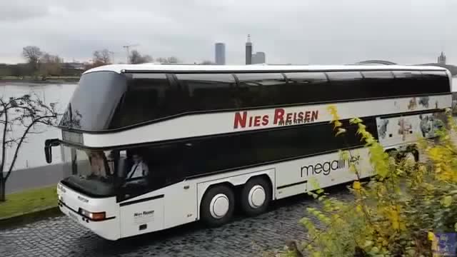 德国尼奥普兰双层四轴豪华客车全长15米于1983年投产