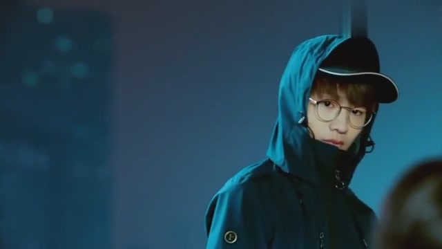 三小只发现黑衣人原来是薛铁,他为什么要这么做?