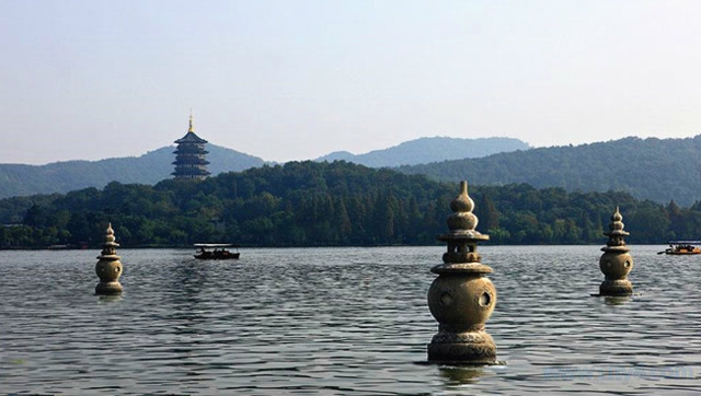 杭州西湖中有三座石塔,这三个塔是干什么用的?看完大开眼界