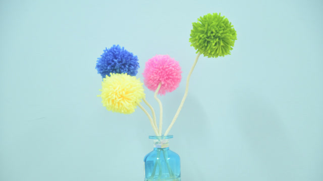 教你diy萌萌的毛线球花,摆在家里温馨又亮眼