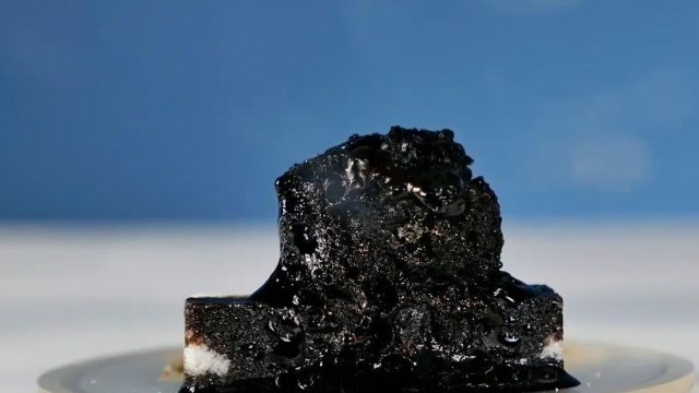 硫酸腐蚀性有多可怕?轻轻往方糖上滴了几滴,接下来的画面不可思议