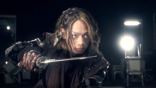 动作片《牙狼》,看男子展现第二形态,大战黑帮机甲!