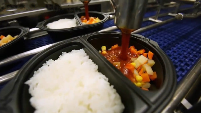 日本盒饭全自动生产线,工厂里空无一人!网友:食堂大妈不服!