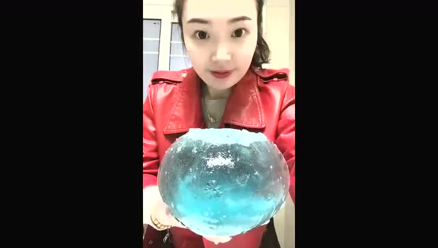 美女吃蓝色空心冰,里面是可以捞到棉花冰吃