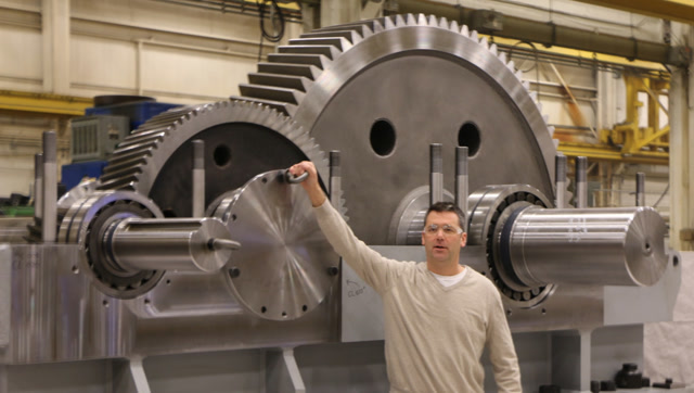 大型齿轮开齿,将是一场硬碰硬的较量,看着真舒服!