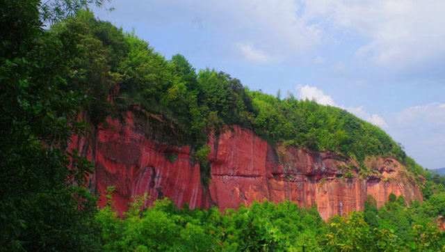 贵州赤水丹霞红岩,绿海中的那一片火红