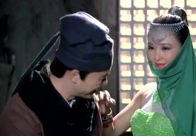 龙门飞甲:西夏公主一脚把镖头踹进床里的暗格.