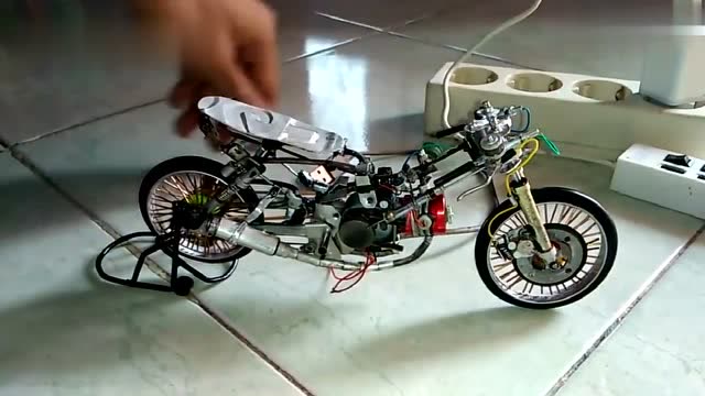 牛人自制微型"摩托车",麻雀虽小,五脏俱全!