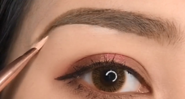 小挑眉是超显气质的一种眉形,不会画不用急,小姐姐手把手教你