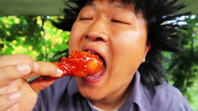 韩国犀利哥吃酱炸鸡,大口大口的,就是吃相太难看了!