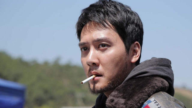 冯绍峰片场休息,当看到他吸烟的姿势后,网友:替赵丽颖可惜!