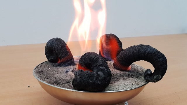 简单的材料就能召唤出火蛇,这科学小实验太有趣了,这是啥原理?