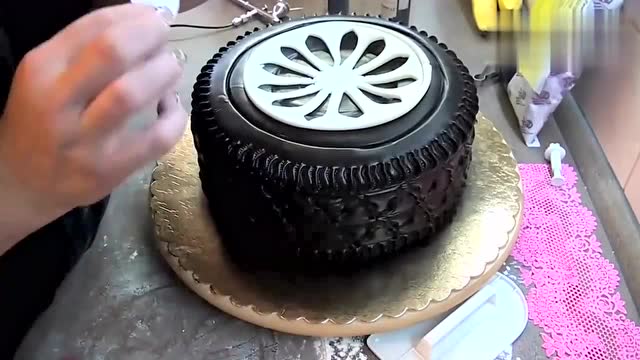 国外牛人制作的宝马轮胎蛋糕,太有创意了,你舍得吃吗