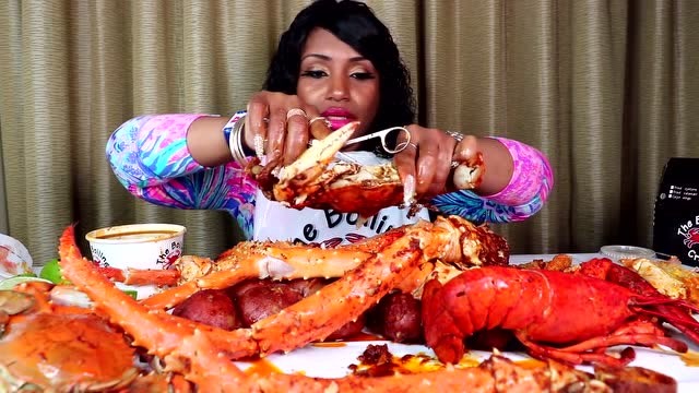 吃播大胃王:黑人阿姨吃帝王蟹,大口吃肉看起来很诱人
