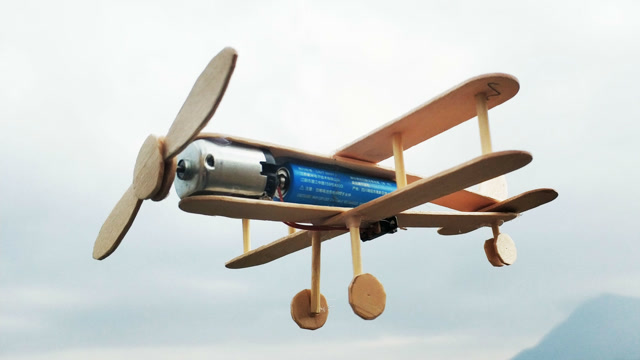 小c两分半教你用雪糕棍如何diy制作双翼螺旋桨飞机!