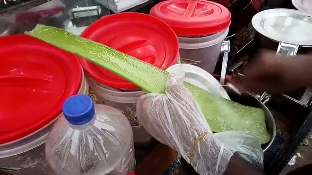 印度街头的鲜榨芦荟汁 看完这个环境能喝下去的也真是佩服