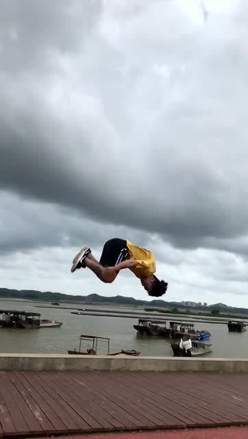 空翻后鞋子飞了,尴尬,你是来搞笑的吗?