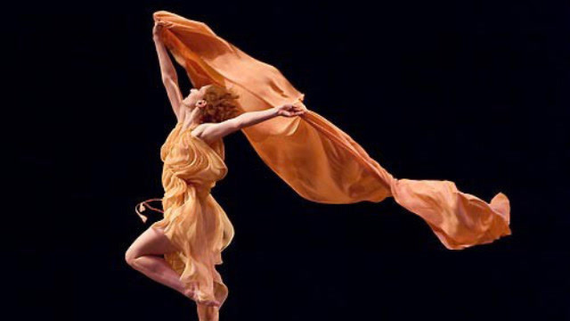 现代舞创立者邓肯,光脚跳舞引起全球关注,却批判芭蕾舞能让人畸形