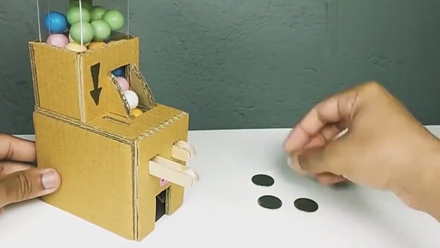 看着就有意思,纸板diy创意,用纸板做投币糖果游戏机